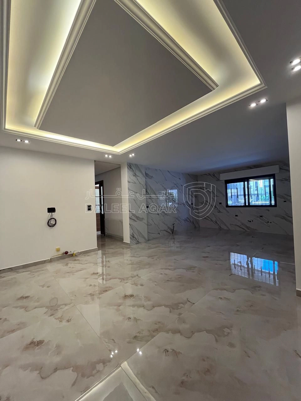 شقة في ثالث مع روف في ضاحية النخيل تشطيب ملوكي  - 235,000 دأ - صورة 1