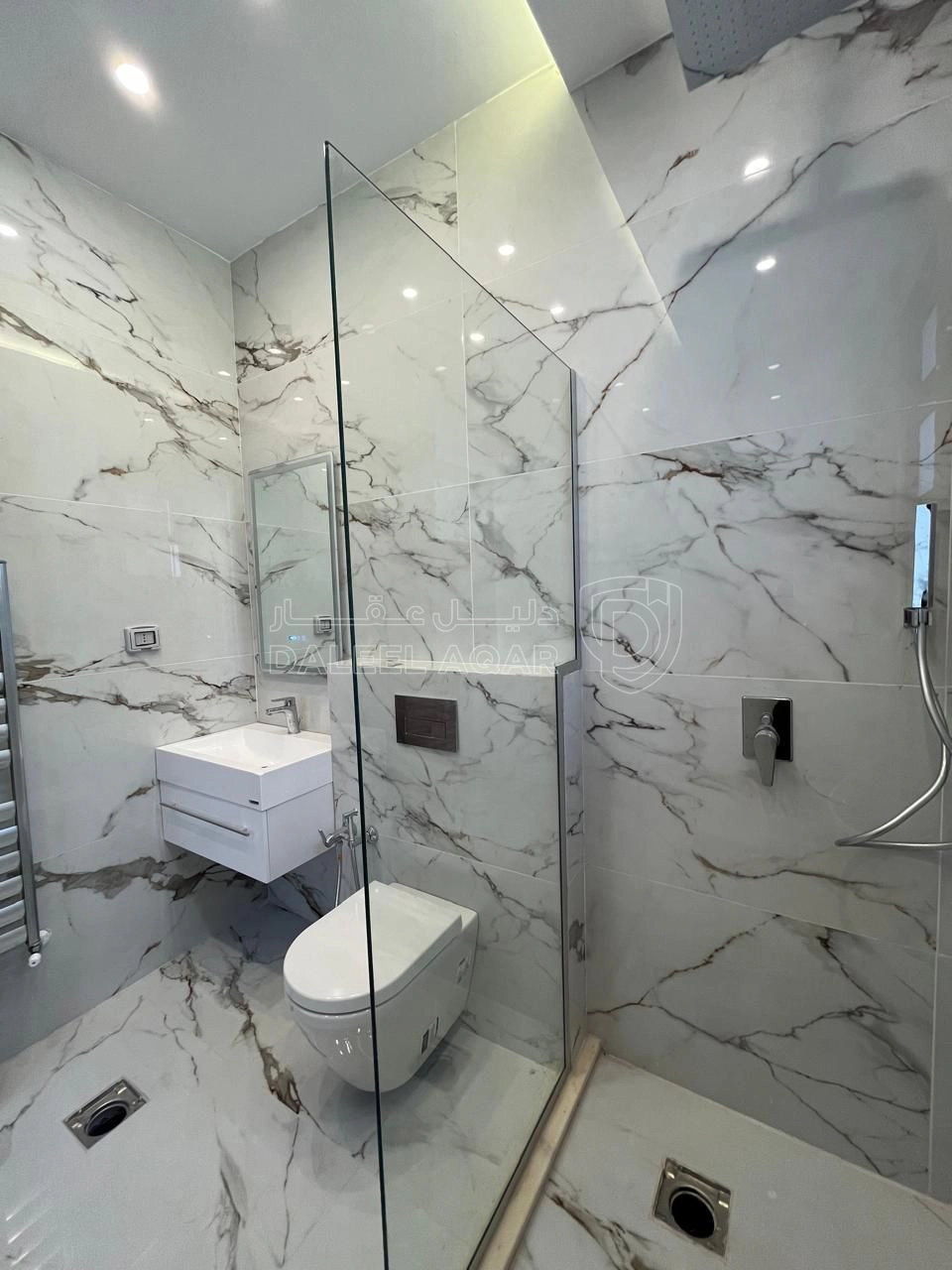 شقة في ثالث مع روف في ضاحية النخيل تشطيب ملوكي  - 235,000 دأ - صورة 1