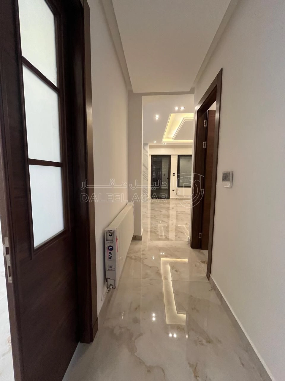 شقة في ثالث مع روف في ضاحية النخيل تشطيب ملوكي  - 235,000 دأ - صورة 1