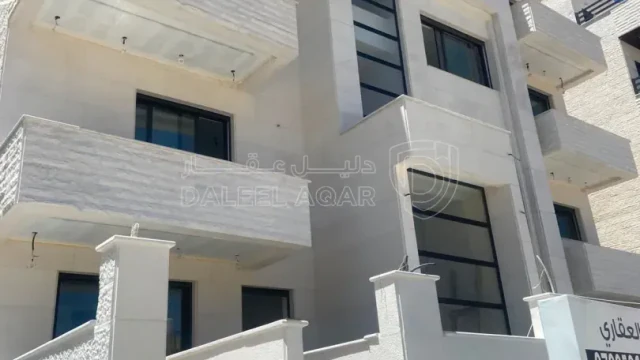 شقة - طابق ثاني خلف جامعة البتراء تشطيب حديث  - 70000 دأ
