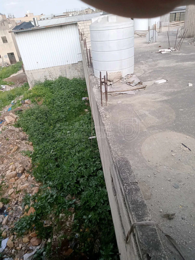 مبنى في إربد دوار المدينة الصناعية خلف محلات ابو الحجل - 110,000 دأ - صورة 1