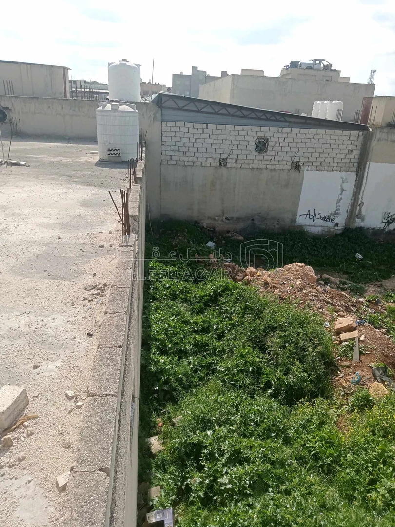 مبنى في إربد دوار المدينة الصناعية خلف محلات ابو الحجل - 110,000 دأ - صورة 1