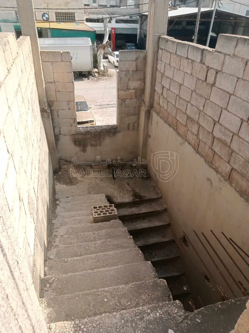 مبنى في إربد دوار المدينة الصناعية خلف محلات ابو الحجل - 110,000 دأ - صورة 1