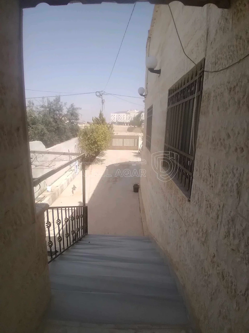 فيلا/منزل في محافظة المفرق اول ضاحية الملك عبدالله - 115,000 دأ - صورة 1