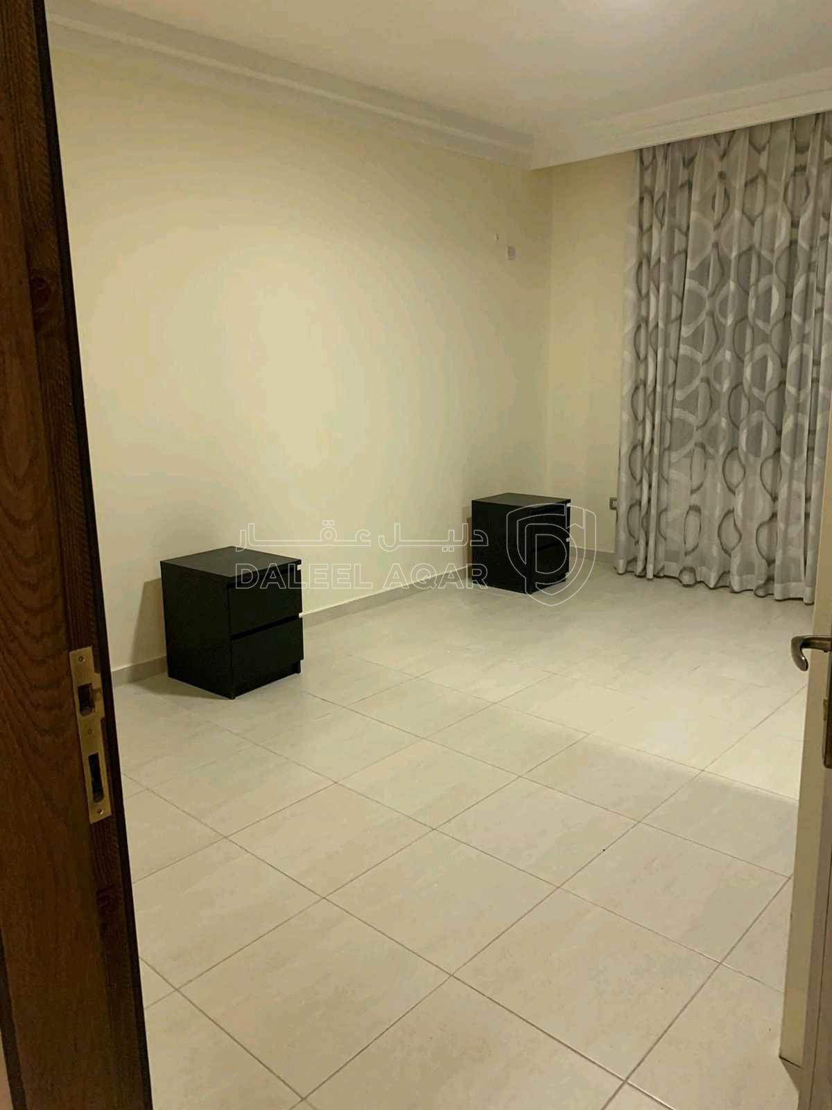 شقة في خلف مديرية الامن العام . قريبه على شارع خدمات المطار ( تقاطع جسر ناعور ) - 145,000 دأ - صورة 1
