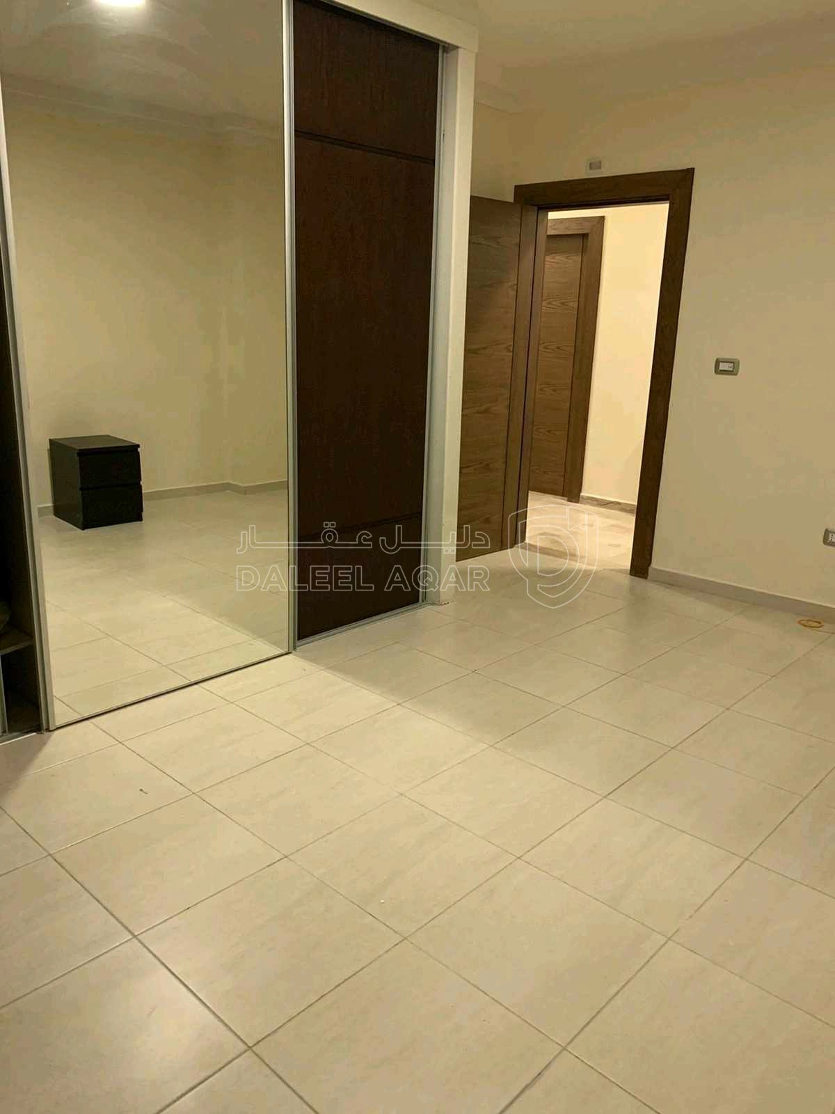 شقة في خلف مديرية الامن العام . قريبه على شارع خدمات المطار ( تقاطع جسر ناعور ) - 145,000 دأ - صورة 1