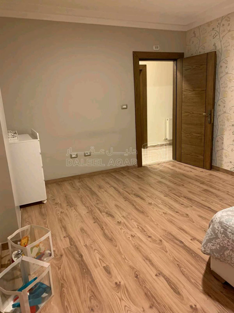 شقة في خلف مديرية الامن العام . قريبه على شارع خدمات المطار ( تقاطع جسر ناعور ) - 145,000 دأ - صورة 1