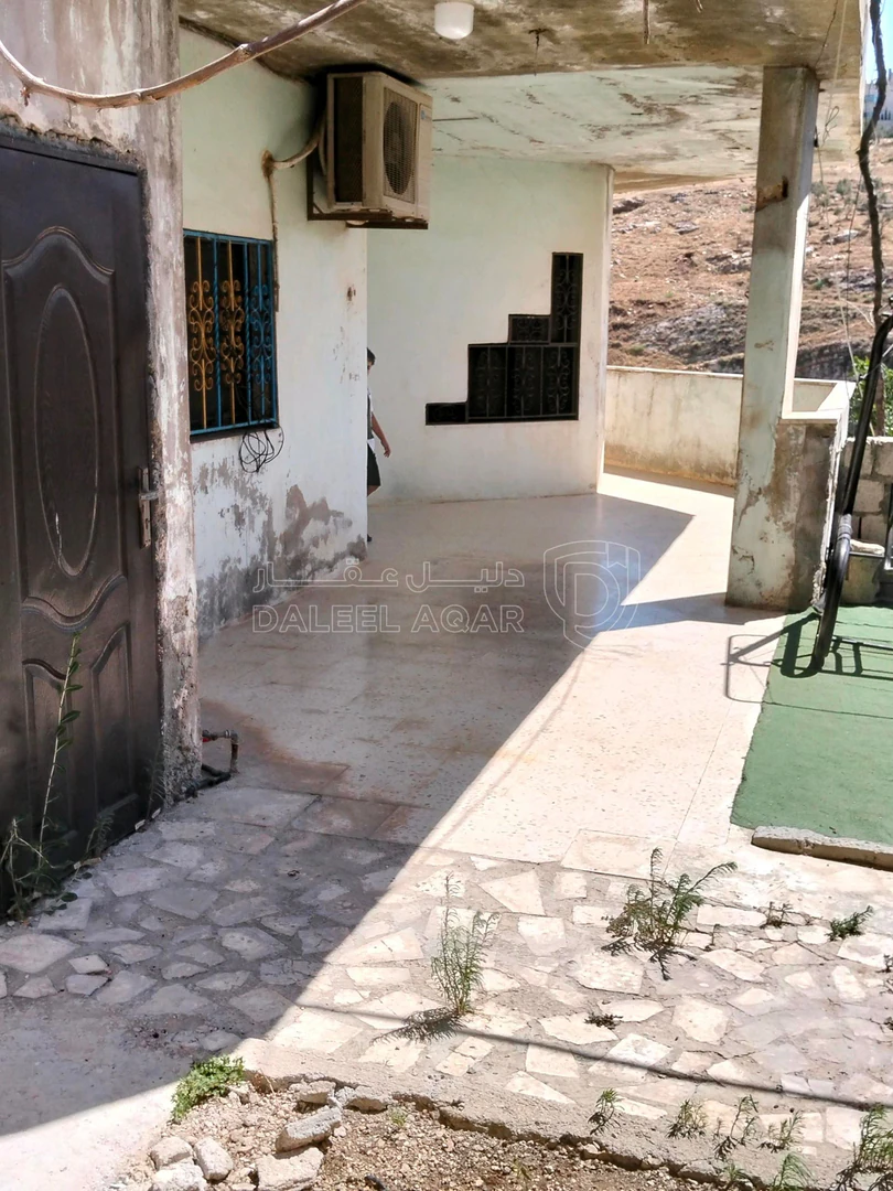 فيلا/منزل في إربد حي المناره غرب مجمع الاغوار الجديد  - 47,000 دأ - صورة 1