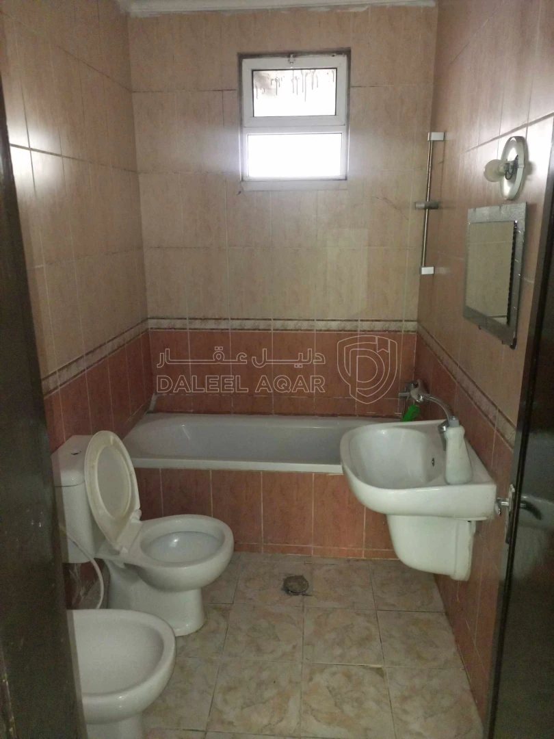 شقة في الحي الشرقي خلف المغفر الشرقي عمارة الؤلؤه  - 27,000 دأ - صورة 1