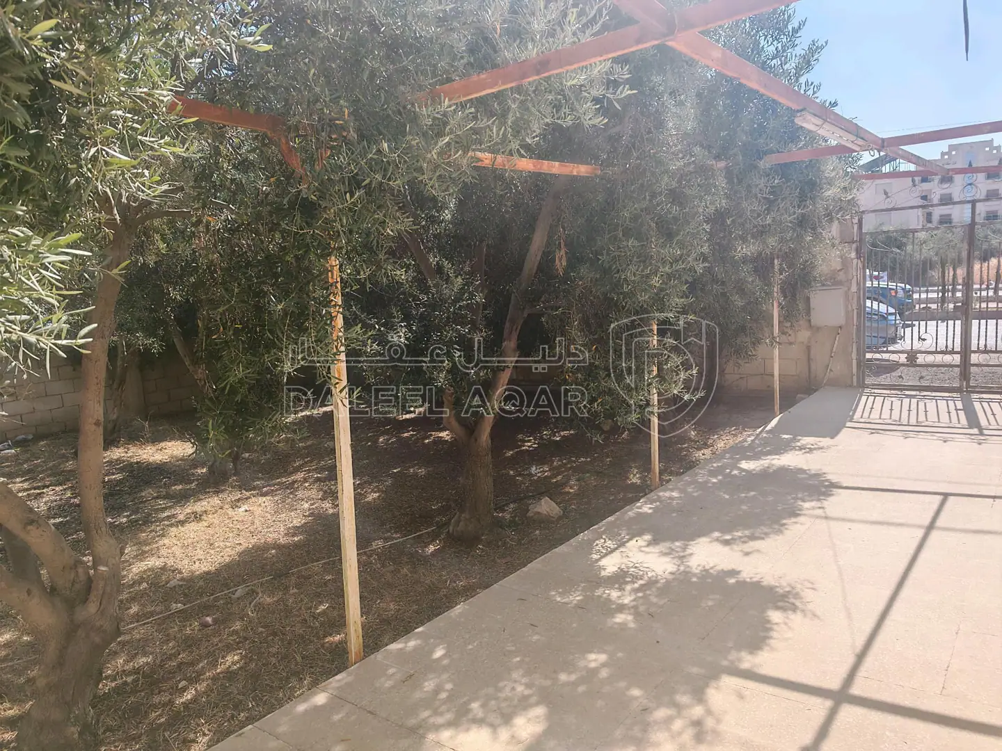 أرض في اربد الحي الشرقي على الشارع الرئيسي - 420,000 دأ - صورة 1