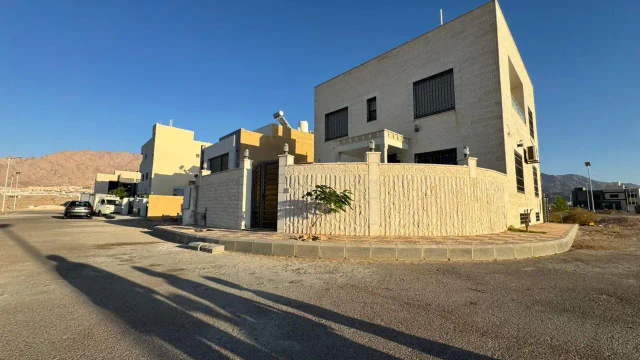 فيلا/منزل - منزل تربلكس مميّز في مشروع قرية مرجان - 160000 دأ