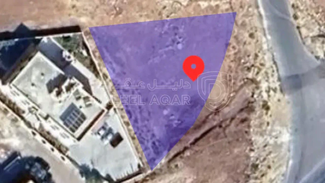 أرض - أرض مناسبة للسكان على شارع حيوي بمنطقة مخدومة - 220000 دأ