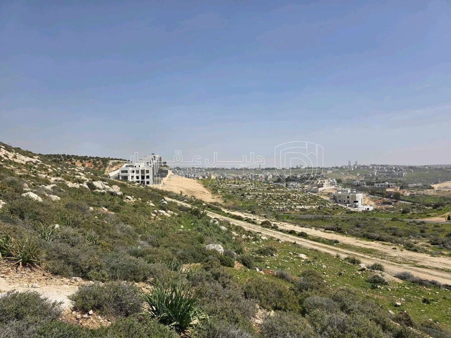 أرض في قطعة مميزة في ابو ركبة بموقعها واطلالتها وسعرها  - 600,000 دأ - صورة 1