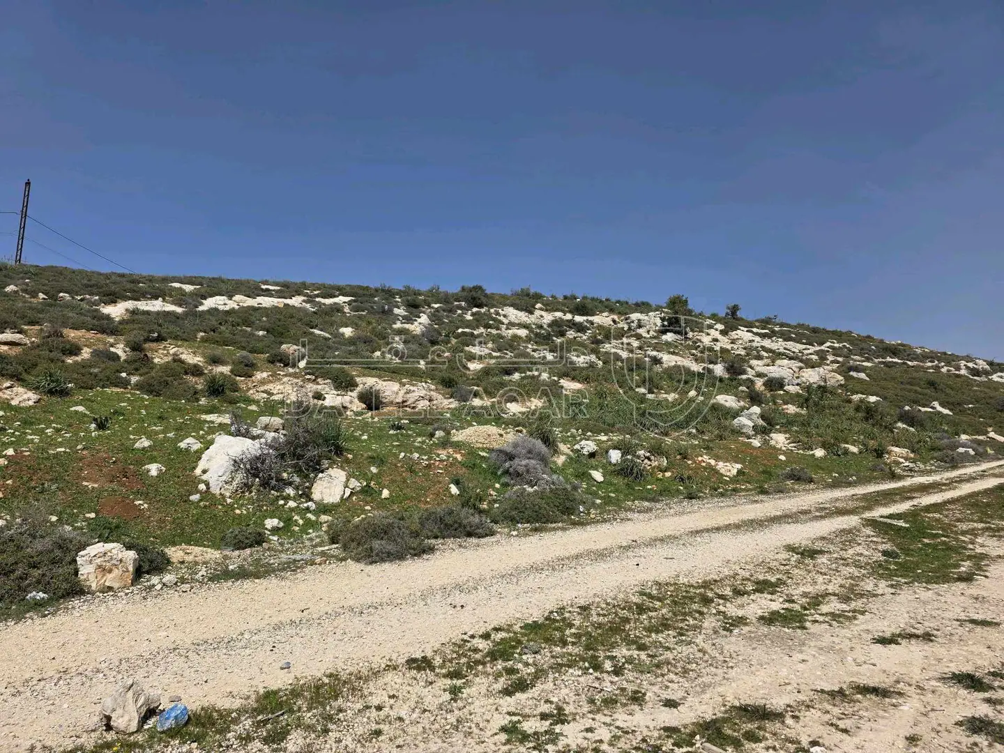 أرض في قطعة مميزة في ابو ركبة بموقعها واطلالتها وسعرها  - 600,000 دأ - صورة 1