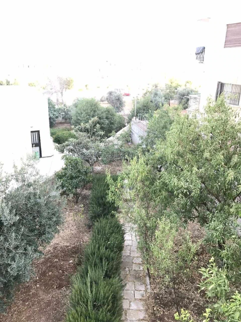 أرض في الجاردنز، شارع خالد الزريقات، فيلا رقم٢٢ - 450,000 دأ - صورة 1