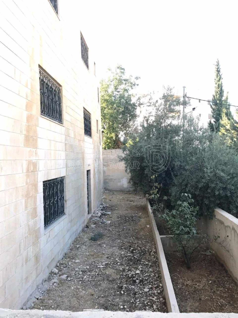 أرض في الجاردنز، شارع خالد الزريقات، فيلا رقم٢٢ - 450,000 دأ - صورة 1