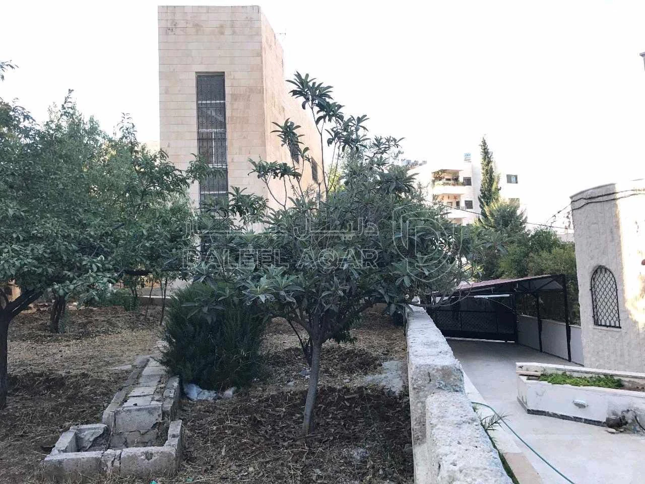 أرض في الجاردنز، شارع خالد الزريقات، فيلا رقم٢٢ - 450,000 دأ - صورة 1