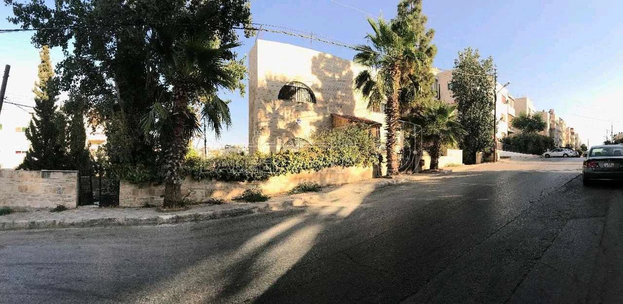 أرض في الجاردنز، شارع خالد الزريقات، فيلا رقم٢٢ - 450,000 دأ - صورة 1