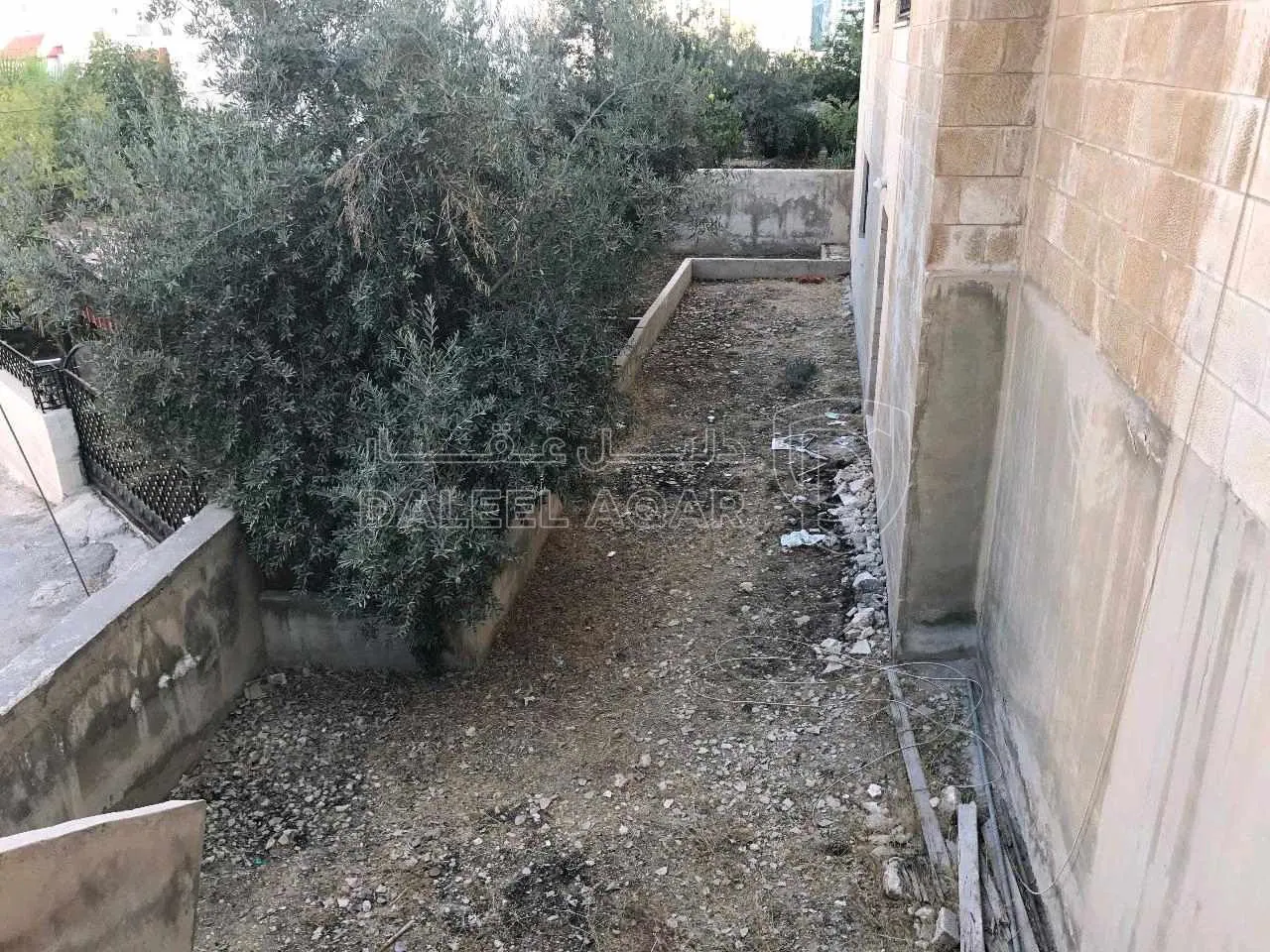 أرض في الجاردنز، شارع خالد الزريقات، فيلا رقم٢٢ - 450,000 دأ - صورة 1
