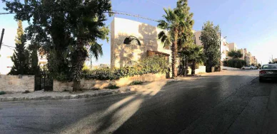 أرض في الجاردنز، شارع خالد الزريقات، فيلا رقم٢٢ - 450,000 دأ - صورة NaN