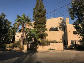أرض في الجاردنز، شارع خالد الزريقات، فيلا رقم٢٢ - 450,000 دأ - صورة NaN