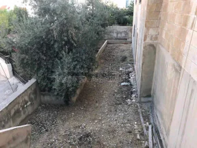 أرض في الجاردنز، شارع خالد الزريقات، فيلا رقم٢٢ - 450,000 دأ - صورة NaN