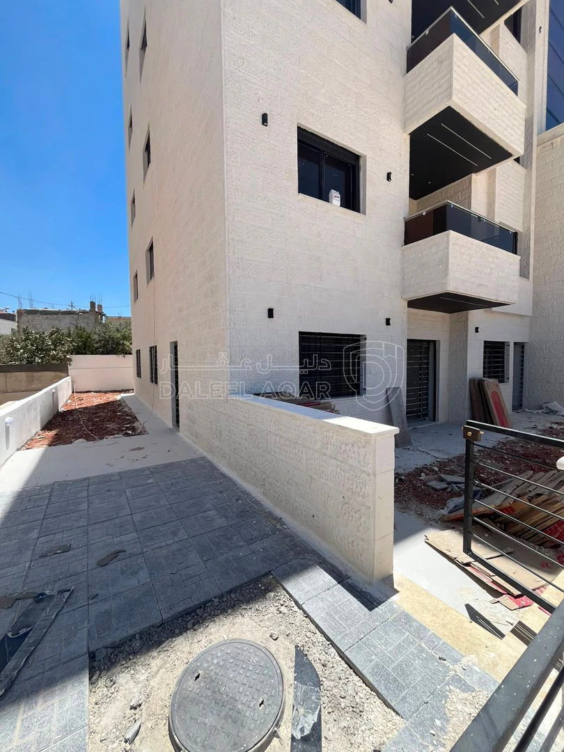 شقة في شقة طابق ارضي مع ترس في اجمل مناطق البنيات - 93,000 دأ - صورة 1