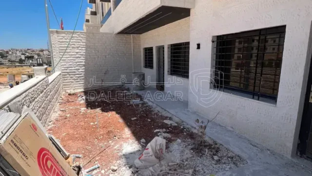 شقة - شقة طابق ارضي مع ترس في اجمل مناطق البنيات - 93000 دأ