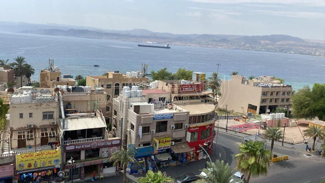 مبنى في شارع الكورنيش - 550,000 دأ - صورة NaN
