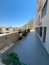 شقة في شبه ارضي مع مسبح خاص بتشطيب ملوكي و نظام ذكي  - 260,000 دأ - صورة NaN
