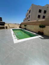 شقة في شبه ارضي مع مسبح خاص بتشطيب ملوكي و نظام ذكي  - 260,000 دأ - صورة NaN