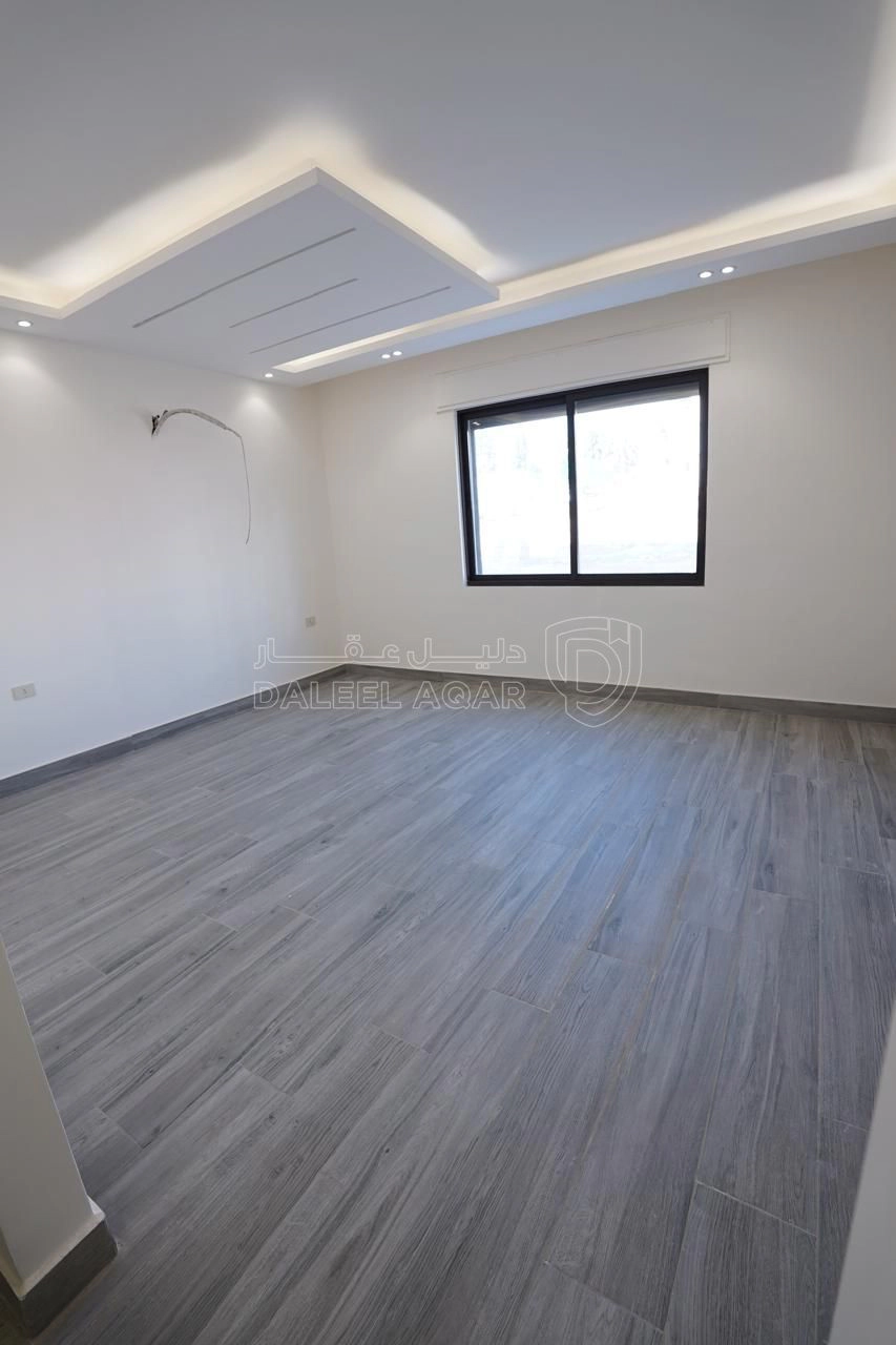 شقة في شبه ارضي مع حديقة اجمل مناطق خلدا مشروع 125سكن خاص - 265,000 دأ - صورة 1