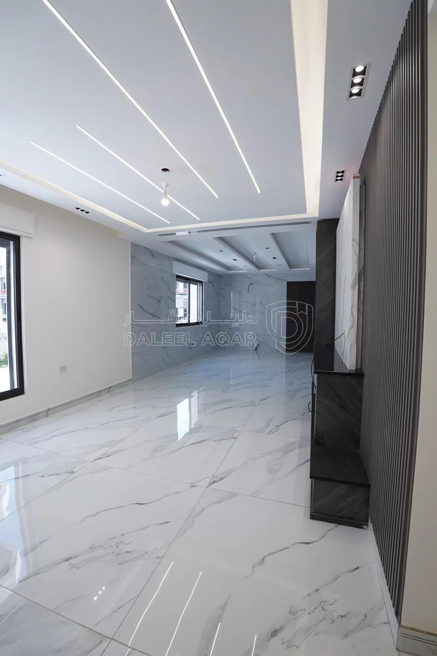شقة في شبه ارضي مع حديقة اجمل مناطق خلدا مشروع 125سكن خاص - 265,000 دأ - صورة 1