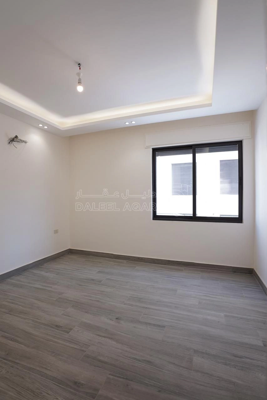 شقة في شبه ارضي مع حديقة اجمل مناطق خلدا مشروع 125سكن خاص - 265,000 دأ - صورة 1