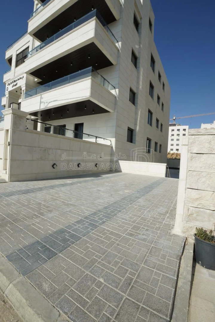 شقة في شبه ارضي مع حديقة اجمل مناطق خلدا مشروع 125سكن خاص - 265,000 دأ - صورة 1