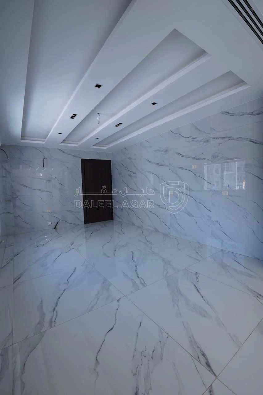شقة في شبه ارضي مع حديقة اجمل مناطق خلدا مشروع 125سكن خاص - 265,000 دأ - صورة 1