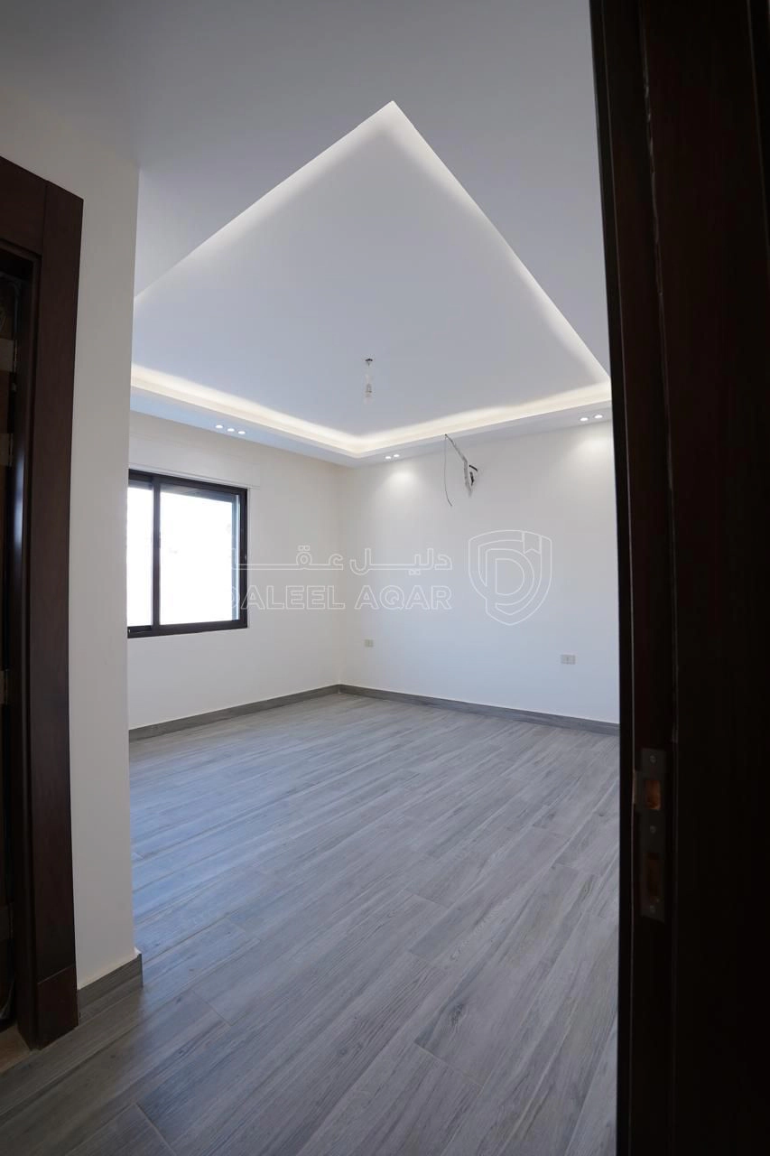 شقة في شبه ارضي مع حديقة اجمل مناطق خلدا مشروع 125سكن خاص - 265,000 دأ - صورة 1
