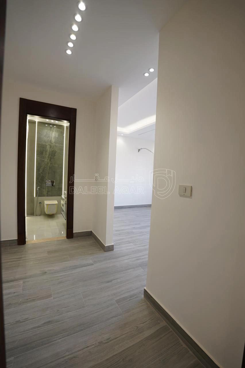 شقة في شبه ارضي مع حديقة اجمل مناطق خلدا مشروع 125سكن خاص - 265,000 دأ - صورة 1