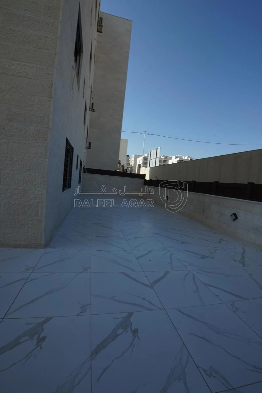 شقة في شبه ارضي مع حديقة اجمل مناطق خلدا مشروع 125سكن خاص - 265,000 دأ - صورة 1