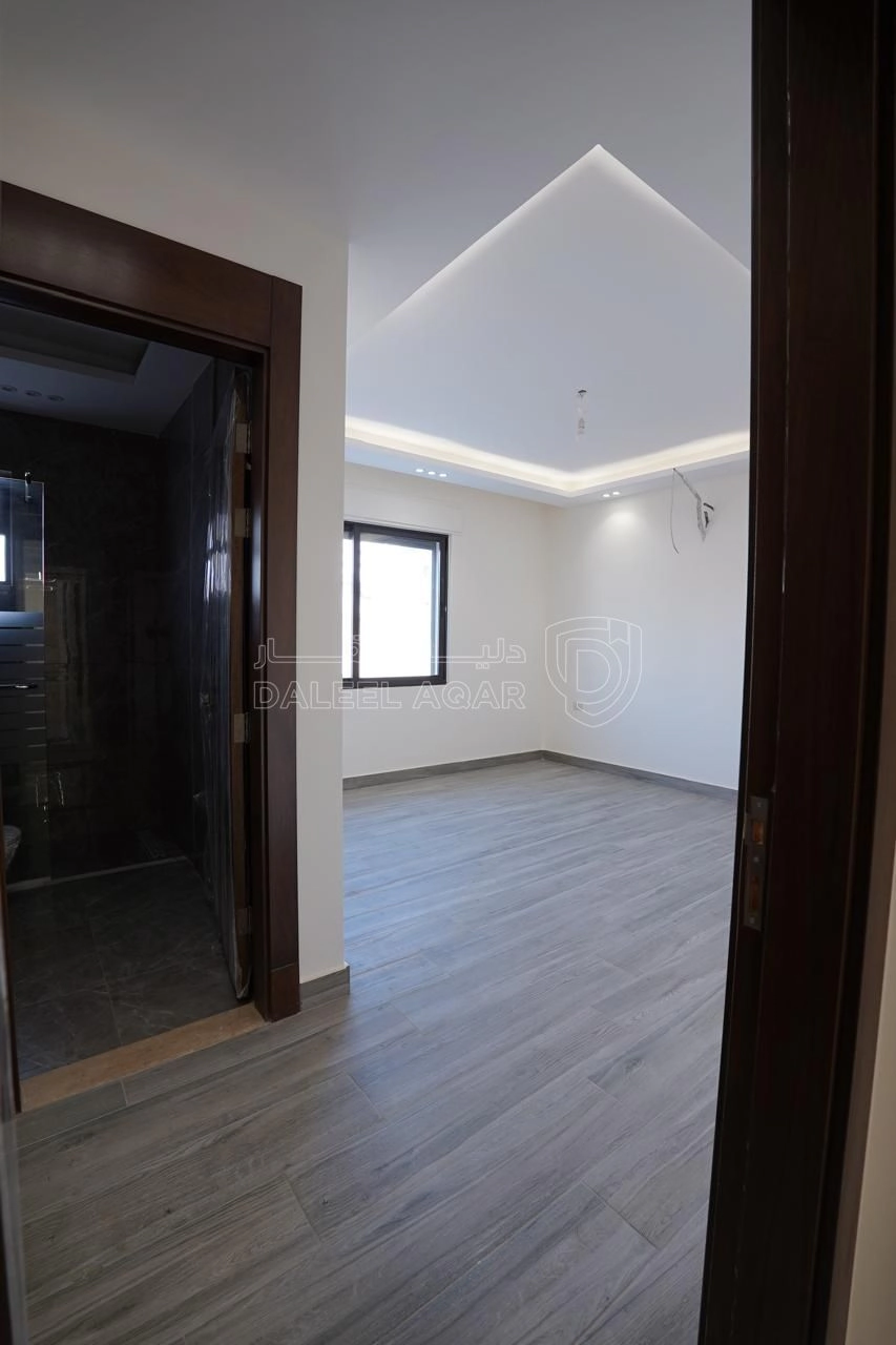 شقة في شبه ارضي مع حديقة اجمل مناطق خلدا مشروع 125سكن خاص - 265,000 دأ - صورة 1
