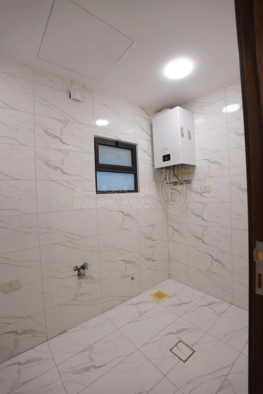 شقة في شبه ارضي مع حديقة اجمل مناطق خلدا مشروع 125سكن خاص - 265,000 دأ - صورة 1