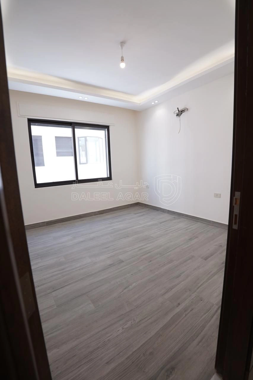 شقة في شبه ارضي مع حديقة اجمل مناطق خلدا مشروع 125سكن خاص - 265,000 دأ - صورة 1