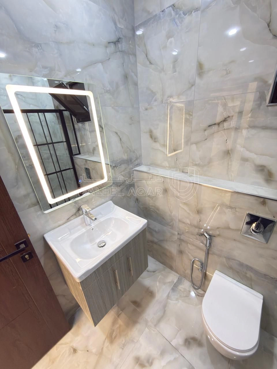 شقة في البنيات- حي المرعي- قرب مدارس الحصاد - 85,000 دأ - صورة 1