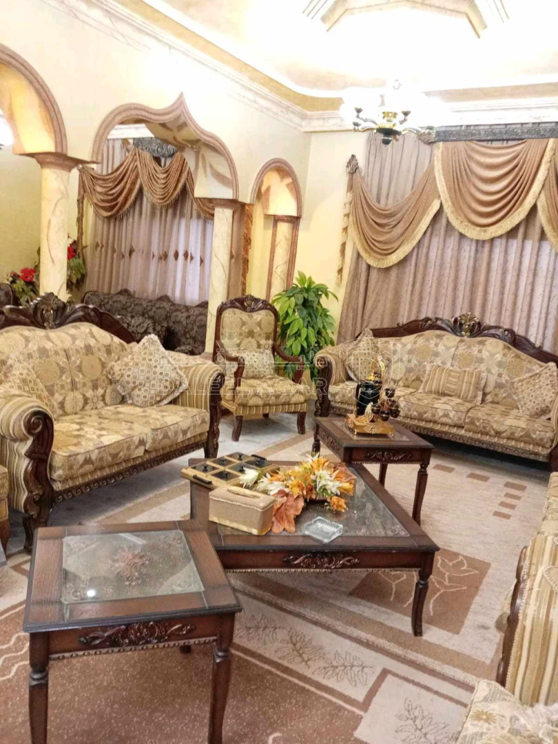 مبنى في السلط البقيع بعد مركز الصحي البقيع الشامل ب ٥٠م - 180,000 دأ - صورة 1