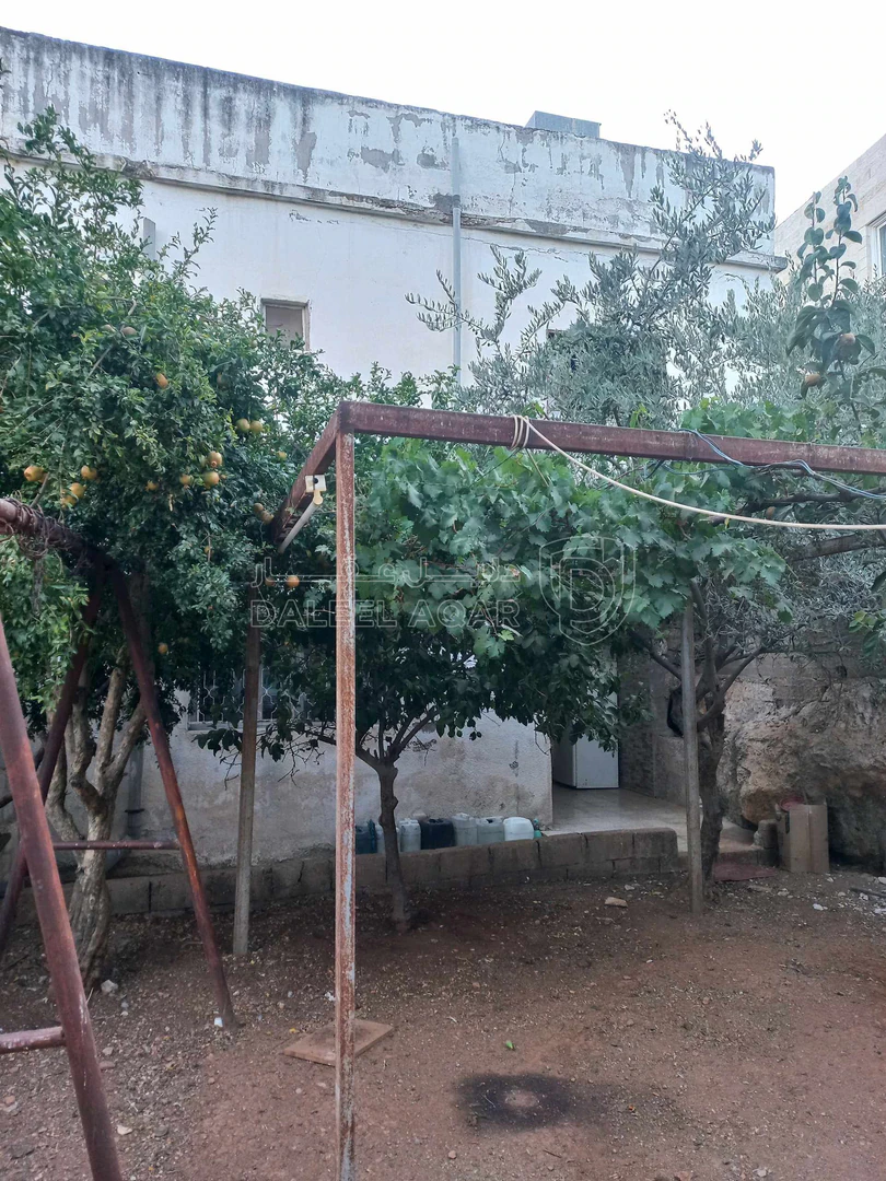 مبنى في السلط البقيع بعد مركز الصحي البقيع الشامل ب ٥٠م - 180,000 دأ - صورة 1