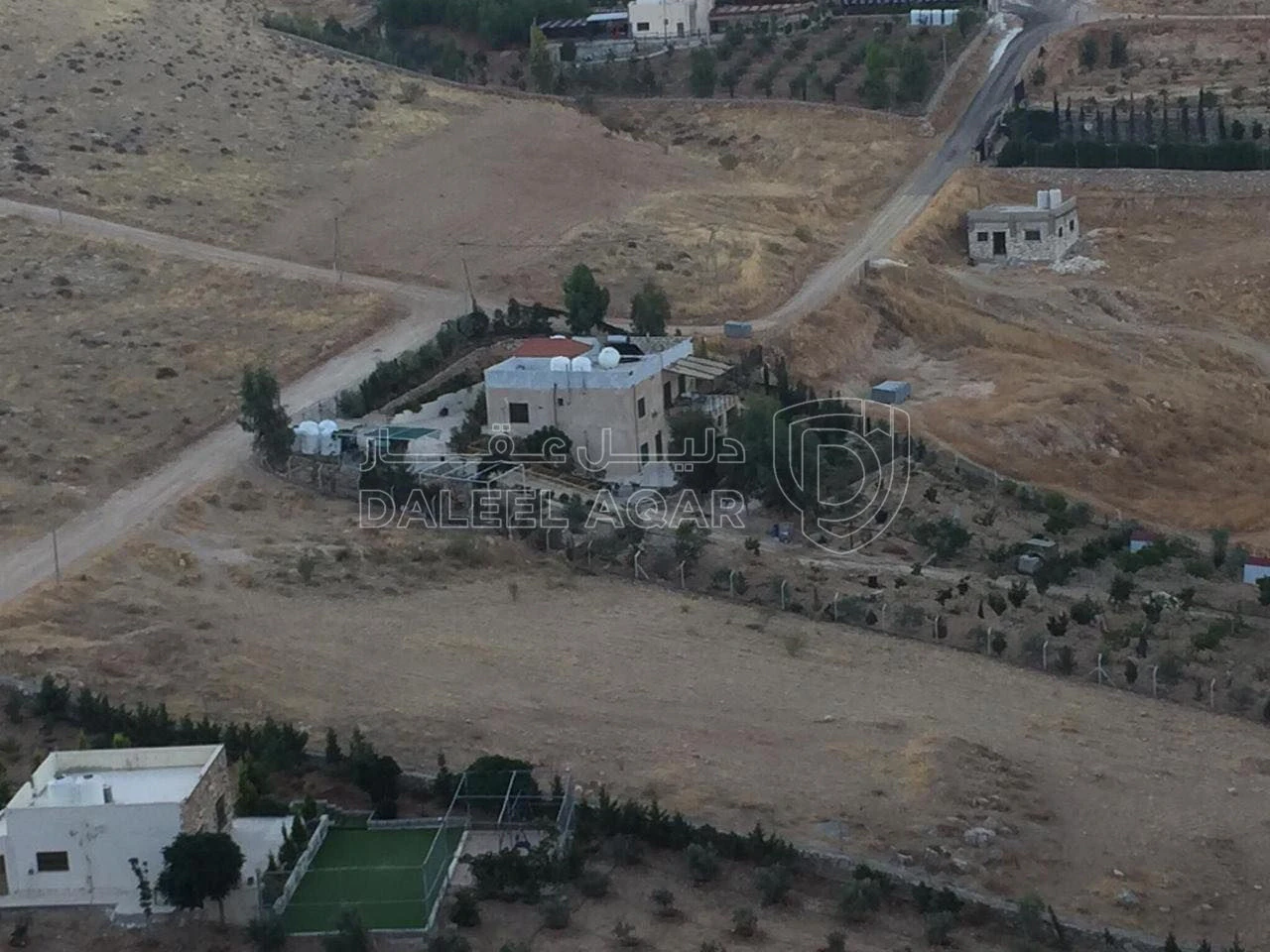 أرض في ارض تصلح لشاليه بمنطقة مرتفعة ومطلة على شارع جرش - 33,000 دأ - صورة 1
