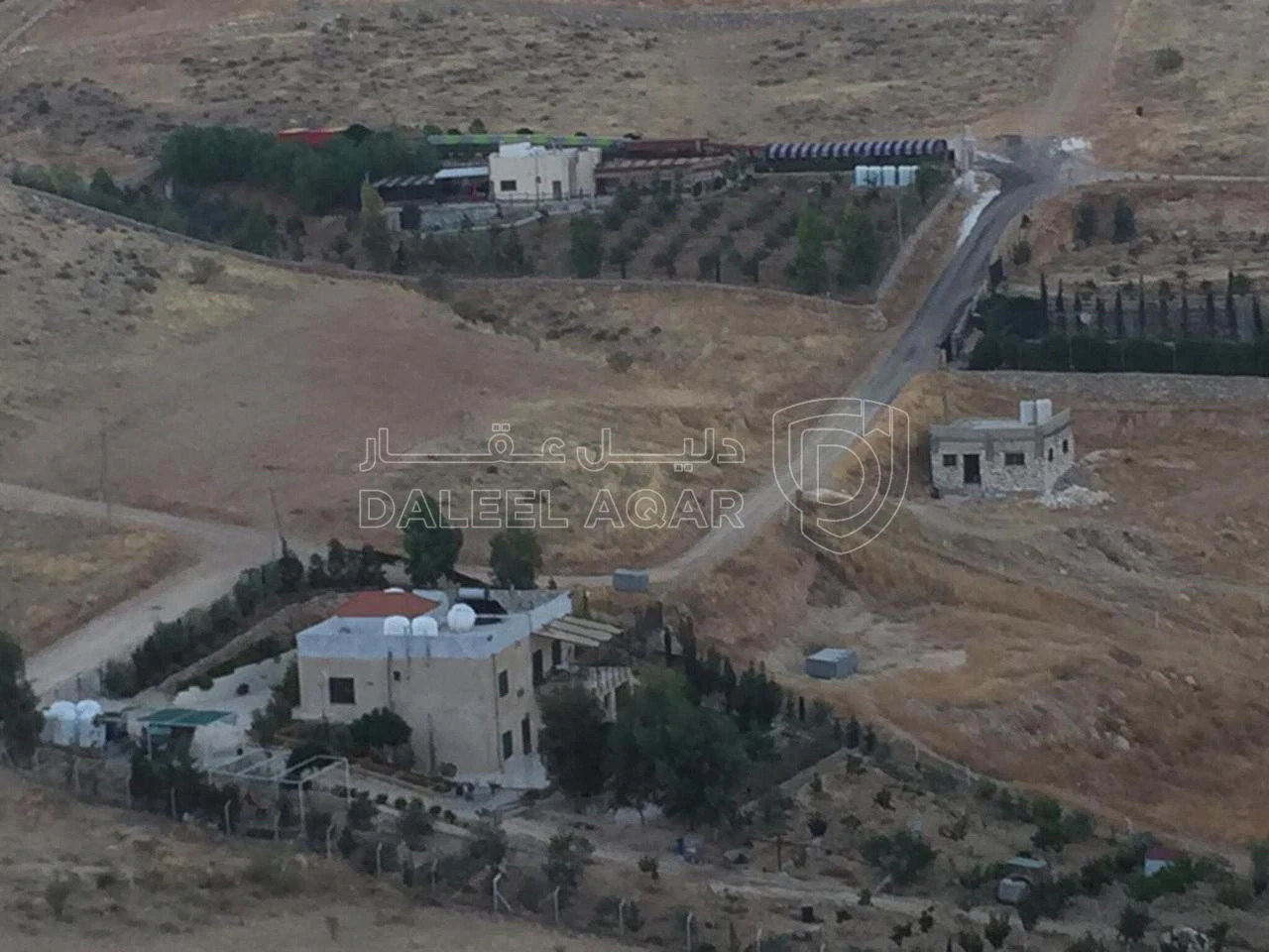 أرض في ارض تصلح لشاليه بمنطقة مرتفعة ومطلة على شارع جرش - 33,000 دأ - صورة 1