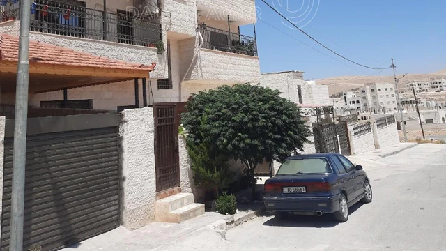 شقة في الزرقاء الجديدة شارع الوينك الكرامه  - 42,000 دأ - صورة NaN