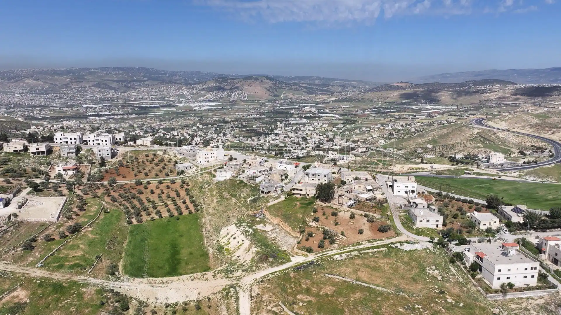 أرض في أرض مميزة في أم رمانة – شارع الاردن - 70,000 دأ - صورة 1