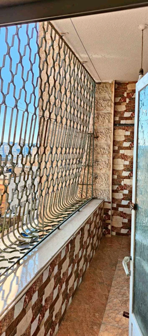 شقة في حي نزال بجوار الأحوال المدنية ومحمص الشعب  - 38,000 دأ - صورة 1